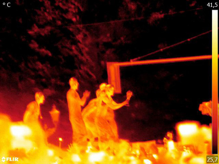 Jogis Jungs präsentieren den Pokal