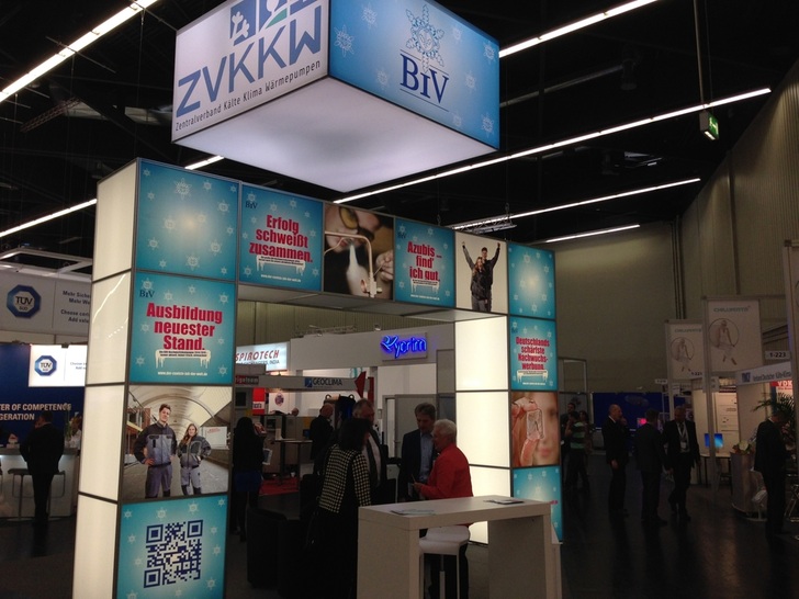 Der gemeinsame Messestand von ZVKKW und BIV mit dem markanten Torbogen