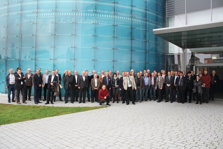 Die Teilnehmer vor dem Elbe-Dom des Fraunhofer Instituts.