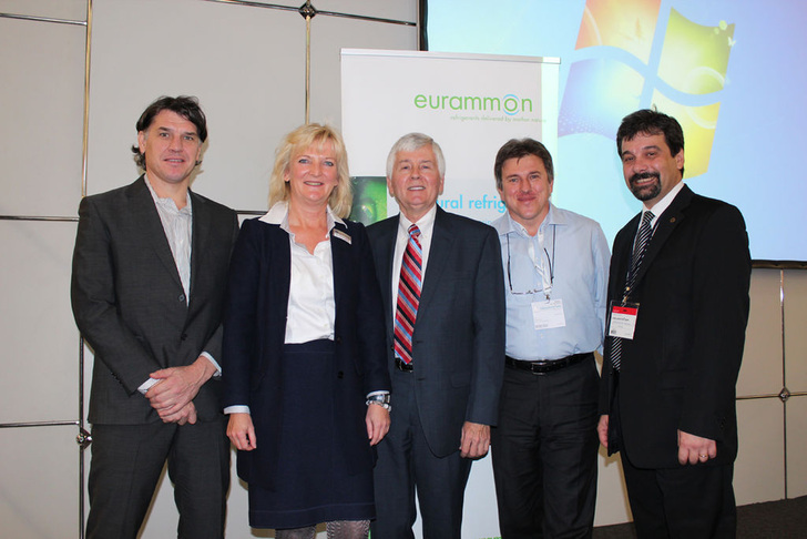 Hans Raaymakers (ADEAREST), Monika Witt (Vorstandsvorsitzende eurammon), Dave Rule (IIAR), Yuri Dubodelov (SAKADA Engineering) und Hüseyin M. Yüksel (ISKID) informierten, wie es in der Welt um das Thema "Natürliche Kältemittel" steht (v.l).