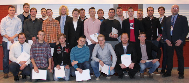 Obermeister Klaus Oelrichs (rechts) und die neuen Junggesellen