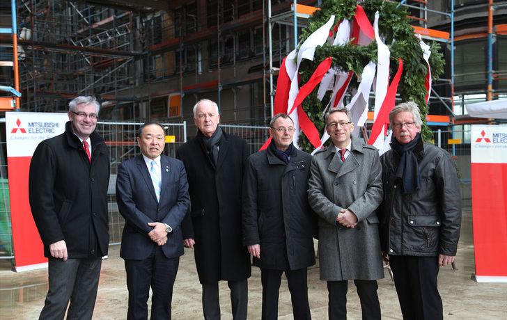 Vor dem Richtkranz: v.l.n.r. Klaus Pesch (Bürgermeister der Stadt Ratingen), Yoji Saito (Präsident der deutschen Niederlassung von Mitsubishi Electric), Dieter Raudonat (RS Partner Immobiliengesellschaft mbH), Frank Küper (Vize Präsident der deutschen Niederlassung von Mitsubishi Electric), Georg Jennen (General Manager der deutschen Niederlassung von Mitsubishi Electric) und Ulrich Kosche (RS Partner Immobiliengesellschaft mbH)