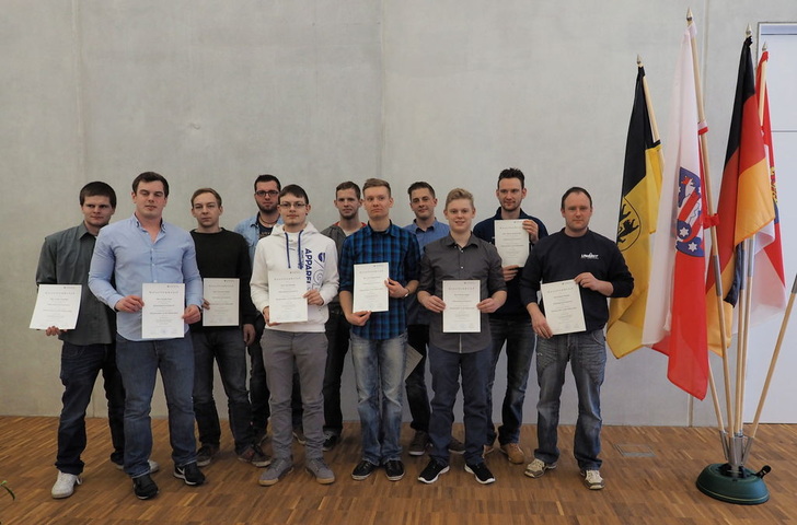 Die Mechatroniker-Gesellen mit ihren Zeugnissen.