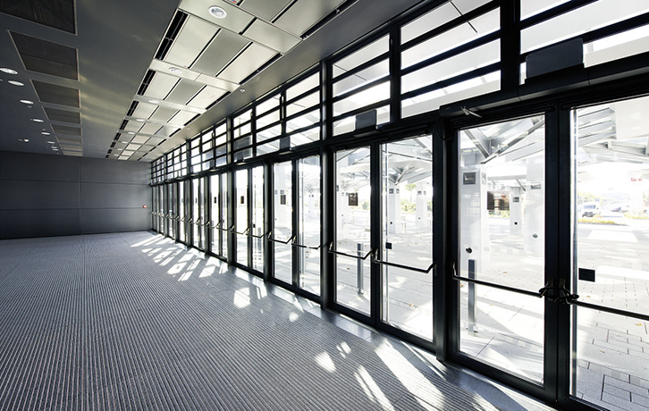 Energieeffiziente Gewerbeobjekte: Luftschleier von Beginn an einplanen