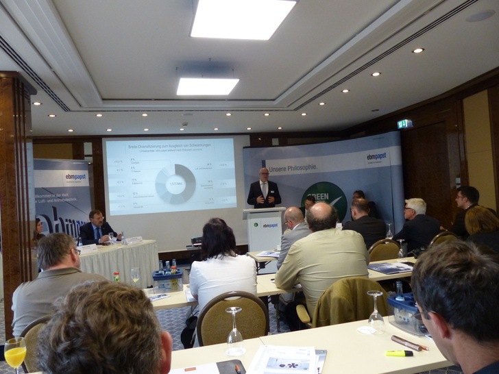 Rainer Hundsdörfer, Vorsitzender der Geschäftsführung der ebm-papst Gruppe, präsentiert die Jahreszahlen.