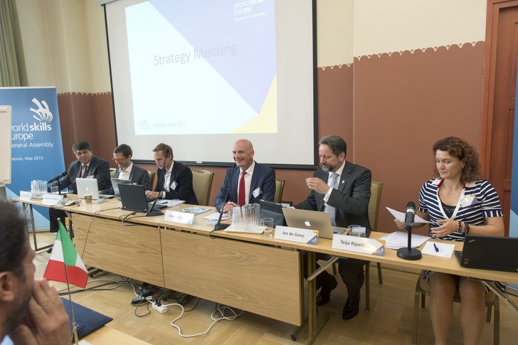 Der neu gewählte WorldSkills Europe-Präsident Hubert Romer (3.v.r.) leitet die Generalversammlung