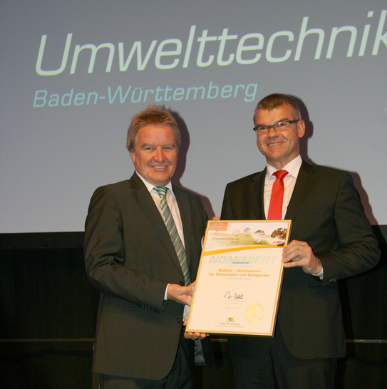 Umweltminister Franz Untersteller überreicht Gunter Streng von ebm-papst die Urkunde.