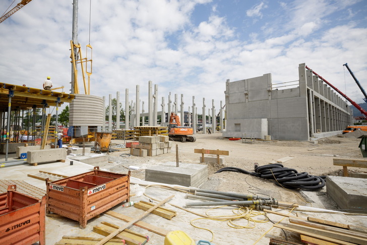 Die Bauarbeiten sollen Anfang 2016 abgeschlossen sein, sodass Cofely Refrigeration im ersten Halbjahr 2016 von der Kemptener Straße an den verkehrstechnisch günstigeren Standort am ehemaligen Bahlsen-Areal umziehen kann.