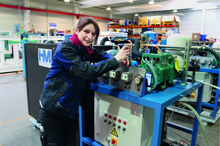Die erste Kälte-Mechatronikerin bei HM." - © Zollern-Alb-Kurier

