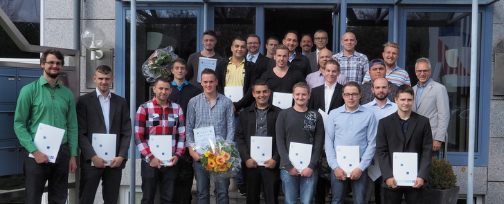 Die Junggesellen aus Hessen mit den Vertretern des Gesellenprüfungsausschusses
