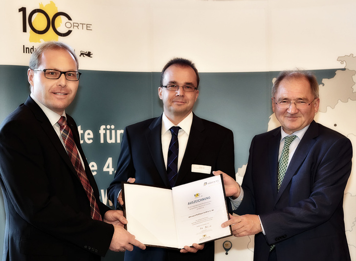 Alexander Frank und Steffen Ley von ebm-papst nehmen die Auszeichnung der Allianz Industrie 4.0 Baden-Württemberg von Staatssekretär Peter Hofelich entgegen. - © ebm-papst
