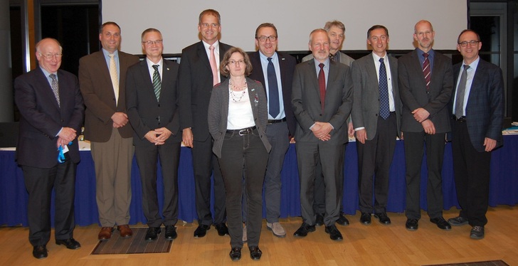 Der neue DKV-Vorstand 2015/16 v.l.: Rainer Jakobs (Schatzmeister), Matthäus Wollfarth (Schriftführer), Rainer Brinkmann (AA II.2), Werner Hünemörder (AA III), Carmen Stadtländer (Geschäftsführerin), Achim Zeller (AA IV), Ullrich Hesse (Vorsitzender), Jörn Schwarz (Vertreter Bezirksvereine), Holger Neumann (stv. Vors.), Christoph Haberstroh (AA I), Klaus Spindler (AA II.1). (Foto: SI)