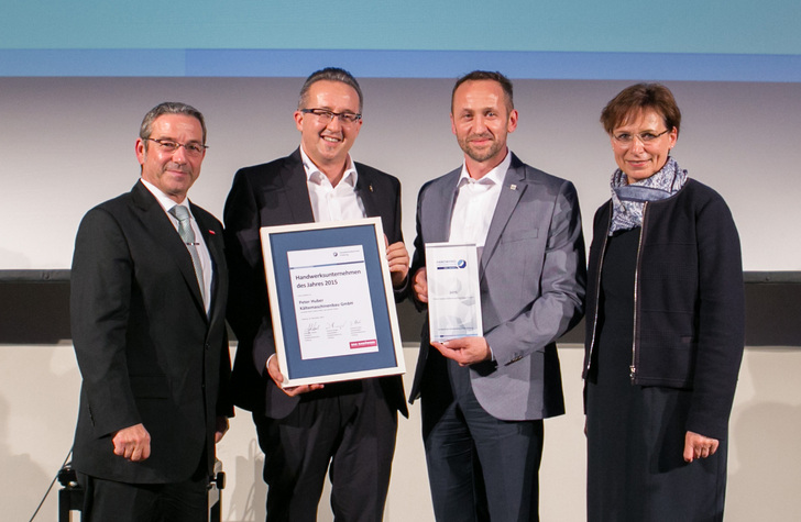 Das Handwerksunternehmen des Jahres 2015 im Gebiet der Kreishandwerkerschaft Ortenau ist die Peter Huber Kältemaschinenbau GmbH aus Offenburg. Kammerpräsident Johannes Ullrich (l.) und Offenburgs Oberbürgermeisterin Edith Schreiner (r.) gratulierten Daniel und Joachim Huber, die den Preis entgegennahmen.