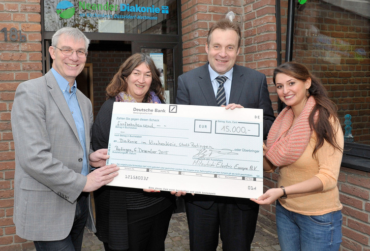 Dirk Eggers, Vertriebsleiter Mitsubishi Electric, Living Environment Systems (3.v.l.) übergab Dagmar Argow, Geschäftsbereichsleitung Soziale Dienste der NeanderDiakonie (2.v.l.), und Klaus Pesch, Bürgermeister der Stadt Ratingen (l.), sowie Cansu Erdogan, Koordinatorin des Projektes bei der NeanderDiakonie (r.), einen Spendenscheck in Höhe von 15.000 Euro zur Förderung des Projektes Wochenendschule für Flüchtlingskinder.