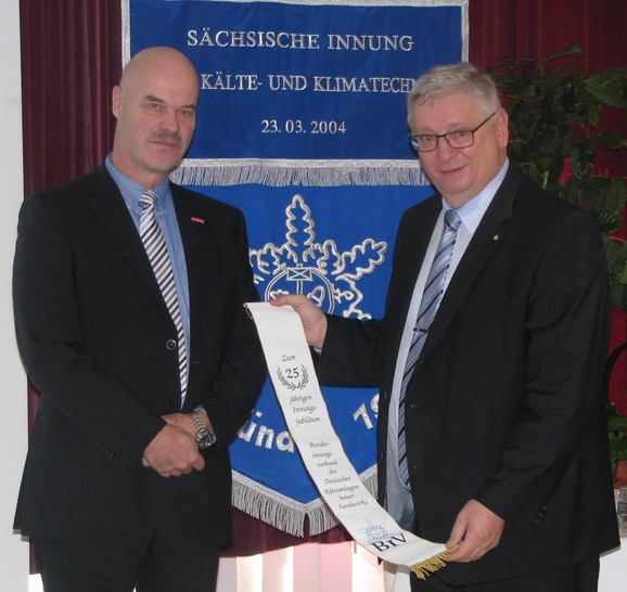 Heribert Baumeister überreichte einen Wimpel für die Innungsfahne. (Foto:UA)