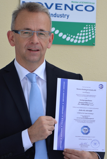 Dipl.-Ing. Martin Groll, Leiter der Novenco Building & Industry OEM Deutschland, mit der TÜV-Süd-Urkunde.