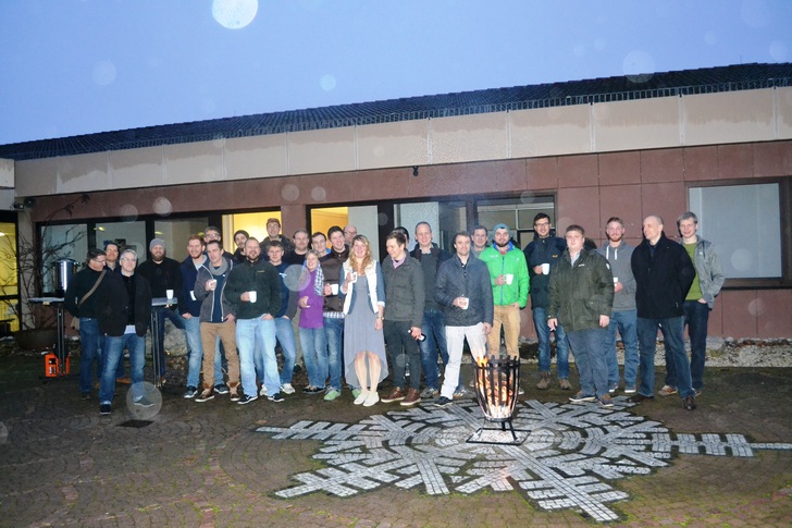 Die Meisterklasse beim Kältestern der Bundesfachschule Kälte-Klima-Technik in Maintal mit ihren Lehrern beim gemütlichen Glühweinumtrunk.