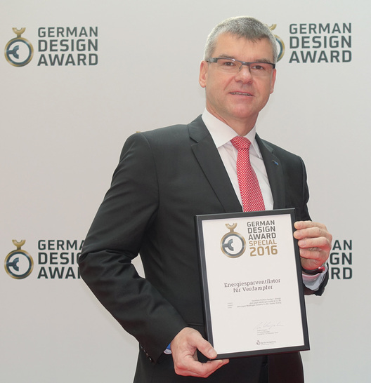 Gunter Streng, Leiter Entwicklung A, nimmt in Frankfurt die Auszeichnung entgegen. - © ebm-papst
