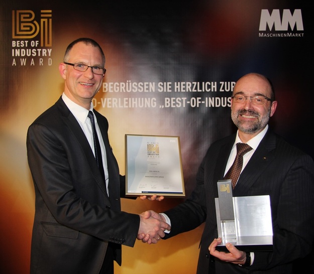Frank Jablonski (links), Chefredakteur von MM Maschinenmarkt, gratuliert Norbert Schuster, Technikvorstand Ziehl-Abegg, zum Gewinn beim Best of Industry-Award.
