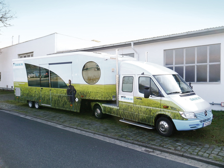 Mit zwei Showtrucks präsentiert Daikin Anlagenbauern und Planern in rund 20 Städten seine R32-Modelle.