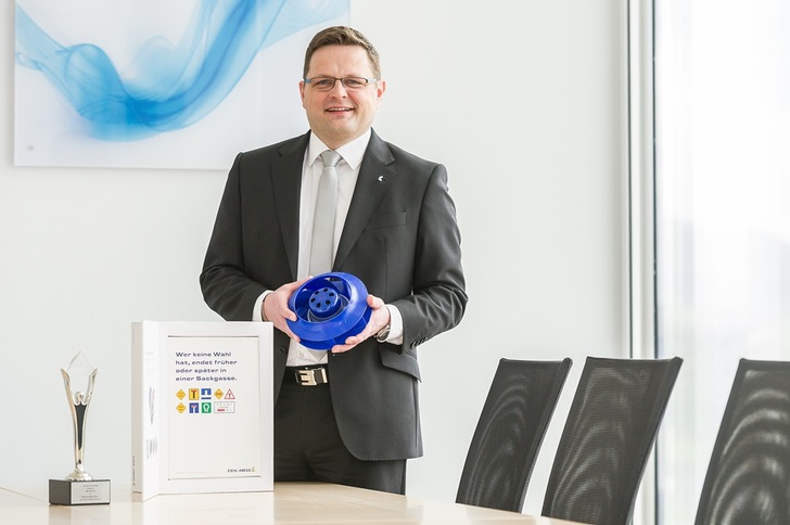 Die Markteinführungskampagne für die neue Motorenbaugröße ECblue55 wurde bei den International Stevie Awards ausgezeichnet. Marketingleiter Oliver Stöker von Ziehl-Abegg hat die abteilungsübergreifende Projektgruppe geleitet.