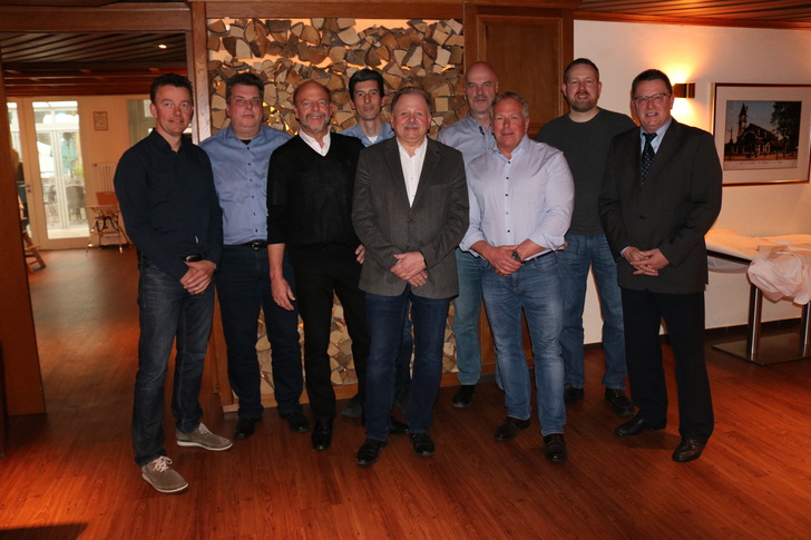Der gewählte Vorstand (v.l.): Thorsten Iwanowski (Beisitzer), Thomas Lappöhn (Beisitzer), Ulrich Thomas (stellv. Obermeister), Thomas Kleinehr (Beisitzer), Burkhard Rüßmann (Obermeister), Heribert Baumeister (stellv. Obermeister), Wolfgang Selzer (Lehrlingswart), Stefan Vorderwülbecke (stellv. Lehrlingswart), Jochem Hunecke (Hauptgeschäftsführer KH Hochsauerland)