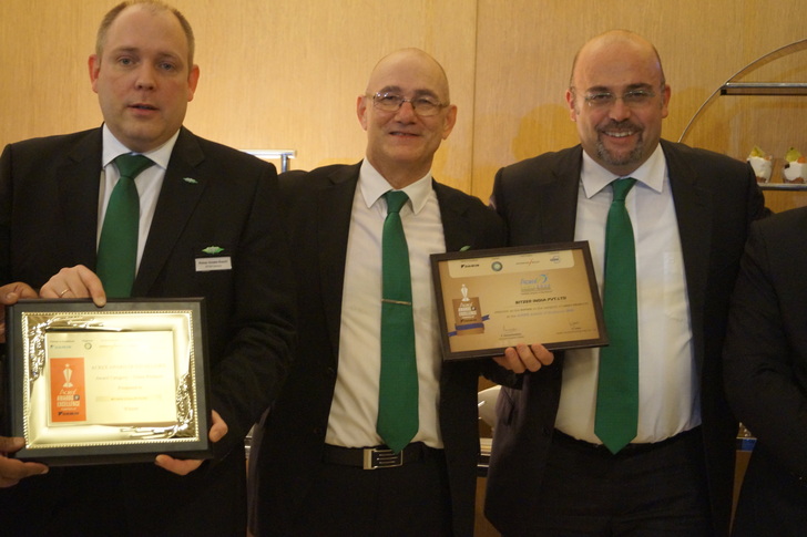 (v.l.): Chief Technology Officer Rainer Große-Kracht, Rob de Bruyn (Managing Director of Bitzer Refrigeration Asia) und Chief Sales and Marketing Officer Gianni Parlanti erhalten die Urkunden für den CSVH3 Kompaktschraubenverdichter.