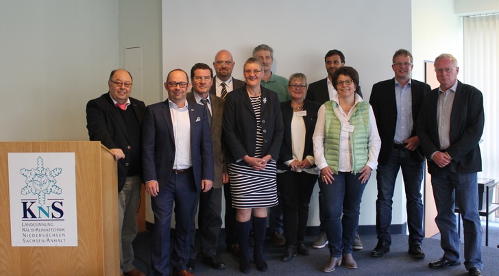 Im Bild (v.l.): R. Bertuleit, Landesinnungsmeister, A. Werner, stellv. Landesinnungsmeister, J. Neumann, Ehrenmitglied, U. Schultz-Bähre, M. Gerke, stellv. Landesinnungsmeisterin, A. Wolany, I. Wolf-Bormann, Geschäftsführerin, B. Hintz, D. Müller-Stibbe, H. Diephaus, E. Anderten, Ehrenmitglied
