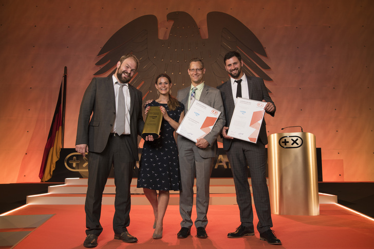 Von links: Michael Merscher, Technischer Leiter, Cora Dünkel, Marketing Manager, Torsten Küppers, Industrievertretung Küppers, Michael Steckenborn, Konstruktionsleiter, alle Lunos, freuen sich sichtlich über all die Auszeichnungen.