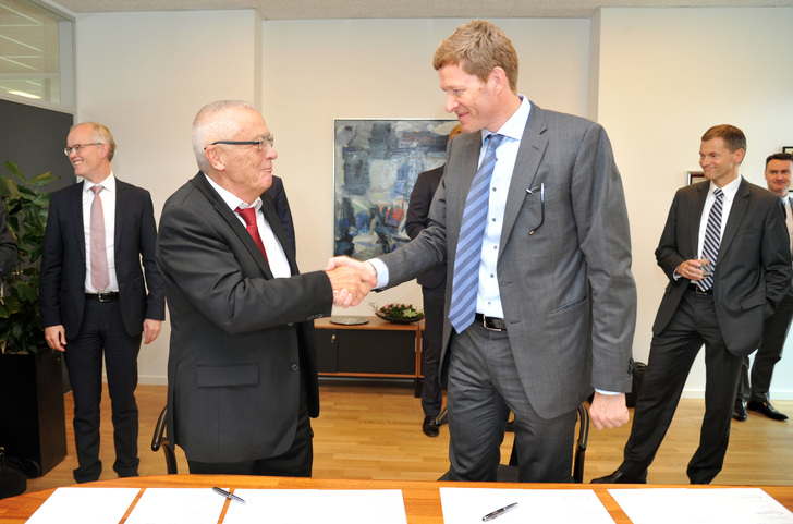 Stärken bündeln: Per Handschlag beschließen Aage Søndergaard Nielsen und Niels B. Christiansen (rechts) die Fusion ihrer Unternehmen Sondex und Danfoss.