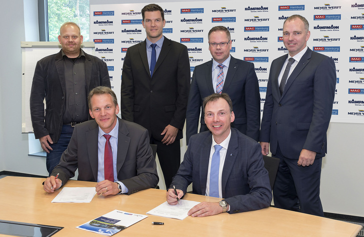 Andre Gebken (Geschäftsführer MAC Hamburg GmbH) und Hendrik Kampmann (Geschäftsführer Kampmann GmbH) bei der Vertragsunterzeichnung in Lingen.