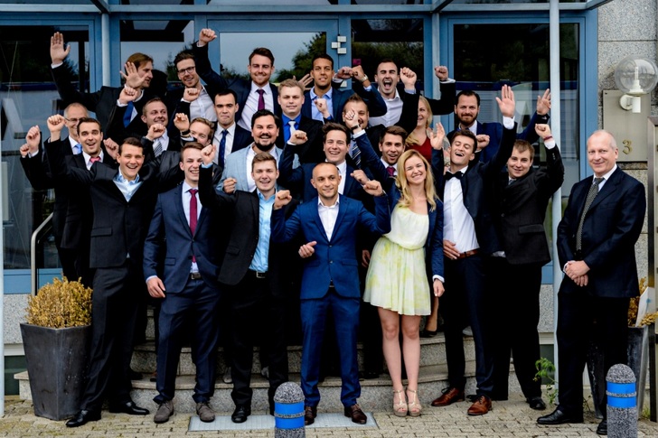 ESaK-Bachelorabsolventen 2016 mit Akademieleiter Prof. Dr. Alexander Krimmel (rechts) und dem diesjährigen Festredner Prof. Dr.-Ing. Ingwer Ebinger (links)