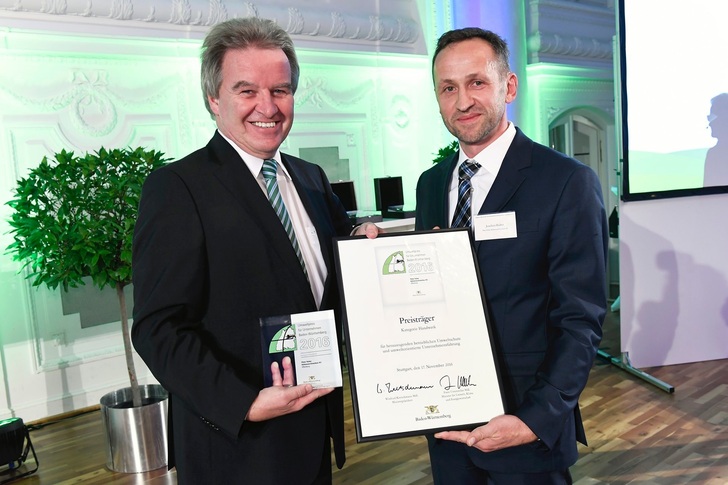 Umweltminister Franz Untersteller (links) verleiht in Stuttgart den Umweltpreis an Unternehmensvorstand Joachim Huber (rechts) - © Huber
