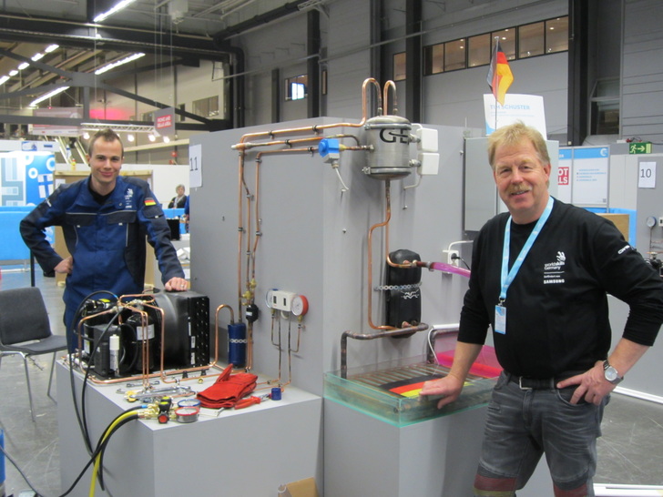 Tim Schuster und Karsten Beermann vor der Kälteanlage