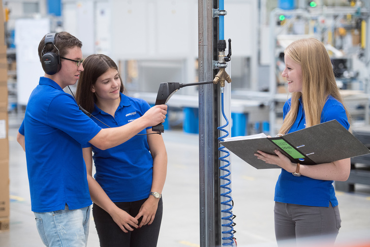 Die Energiescouts ziehen auf der Suche nach Energiefressern durch das Unternehmen.