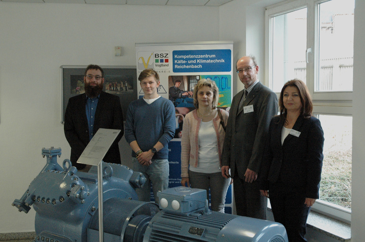 Verdichterübergabe zum Tag der offenen Tür (v.l.): Matthias Wolf, Maximilian Fuhrmann und Ramona Spörl-Fuhrmann (WESKA Kälteservice GmbH Netzschkau) sowie Oberstudiendirektor Tasso Börner und Yvonne Graupner (BSZ Vogtland)