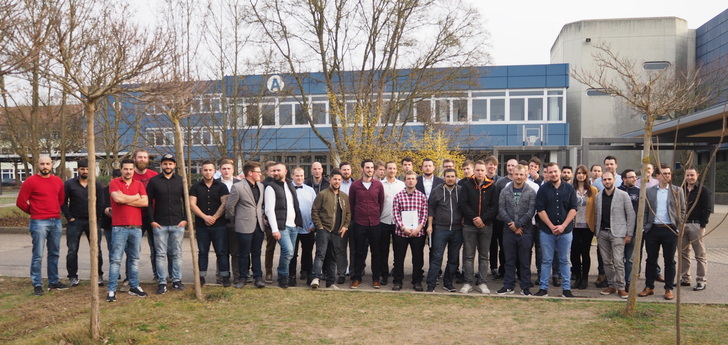 76 Mechatroniker und eine Mechatronikerin für Kältetechnik der Landesinnung Kälte-Klima-Technik Hessen-Thüringen/Baden-Württemberg vor dem Berufsschulzentrum in Leonberg.