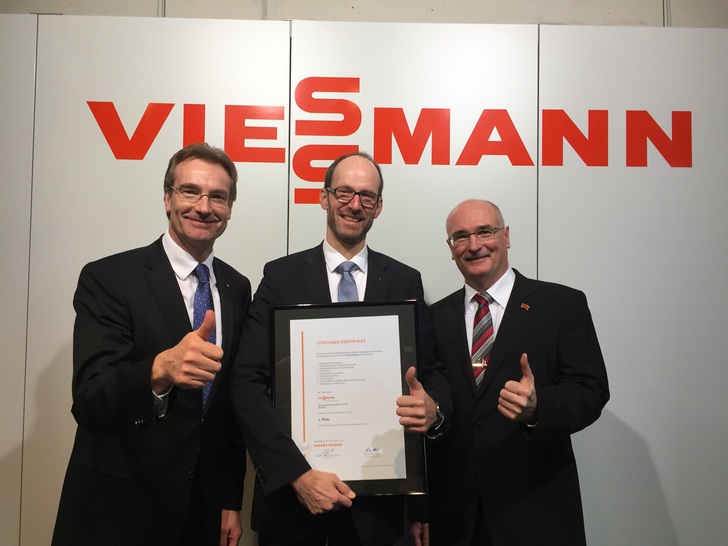 markt intern-Chefredakteur Hans Georg Pauli (rechts) überreichte die Siegerurkunde an Karlheinz Reitze und Tobias Geibel.