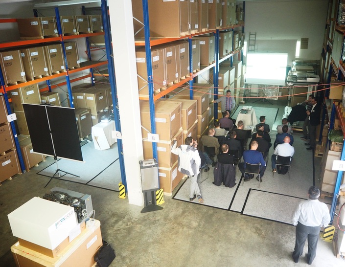 Die Vorträge wurden auf kreative Weise im gut bestückten Lager durchgeführt.