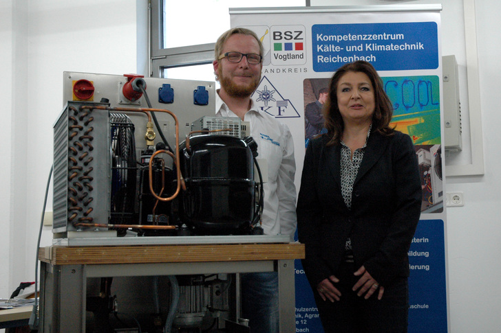 Spendenübergabe am BSZ Vogtland: Tobias Rochhausen (Rochhausen Kältesysteme GmbH) und Yvonne Graupner (BSZ Vogtland)