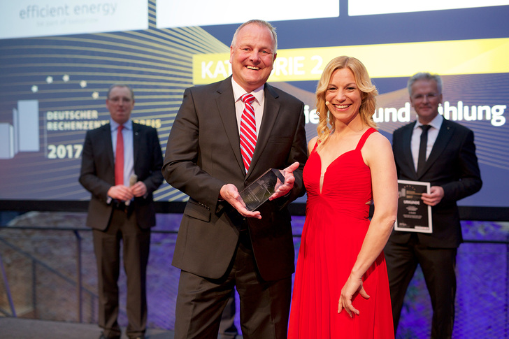 Dr. Jürgen Süß, CEO der Efficient Energy GmbH und TV-Moderatorin Joey Grit Winkler