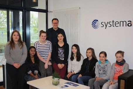 Acht Mädchen beim Girls Day