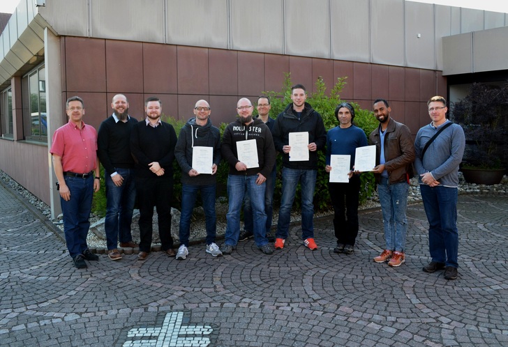 Bei der Zertifikatsübergabe und Verabschiedung vor der Schule in Maintal. Die ersten Fachhelfer Kälte-Klima-Technik mit ihren Dozenten. (Quelle: BFS)