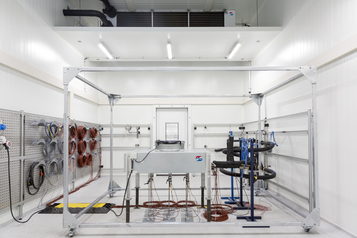 Die Kammer ist in enger Anlehnung an die Anforderungen der EN 327/328 ausgeführt.