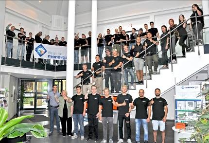 Die 37 Auszubildenden von Menerga mit den Ausbildern Stefanie Bekes und Christian Orwat (links unten)