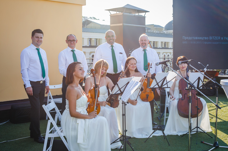 Die Eröffnung des neuen Bitzer Representative Office in der Ukraine fand am 10. August in Kiew statt. Hintere Reihe von links: Martin Grebien, Michael Eichberger (beide Bitzer Austria), Gianni Parlanti (Bitzer Chief Sales and Marketing Officer), Ihor Tereshchenko (General Manager, Representative Office of Bitzer Austria in Kiew)