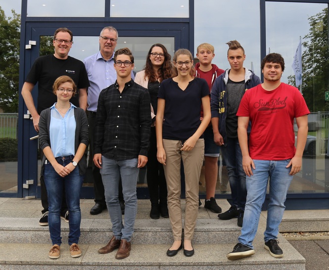 Die neuen Auszubildenden der Systemair GmbH zusammen mit Frank Jäger, Personalleiter und Walter Rudolf, Kaufmännischer Leiter.