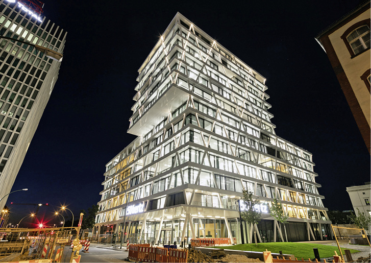 Heiz-/Kühldecken mit Deckensegeln kombiniert