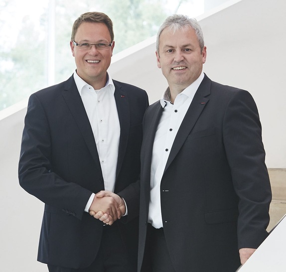 Peter Kaltenstadler (rechts im Bild), COO der AL-KO Kober SE, und Dr. Christian Stehle, ab 1. Oktober 2017 neuer Geschäftsführer der AL-KO Therm GmbH. - © AL-KO Therm

