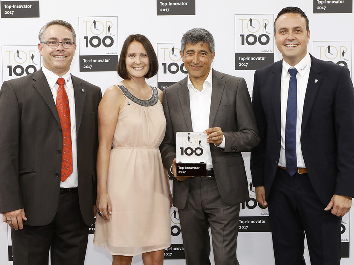 H&H-Vertreter nehmen den Preis Top 100 Innovationsführer entgegen: (v. li.) Einkaufsleiter Thomas Föhl, Leiterin Finanzen und Personal Patricia Herrmann, Laudator Ranga Yogeshwar sowie Vertriebs- und Marketingleiter Peter Probst.